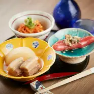 [Relaxing space and food...★] We offer dishes that go well with Japanese sake, such as <Obanzai of the day>, which changes every day, and <Sashimi>, where you can enjoy seasonal fresh fish.Enjoy gastronomy and sake♪