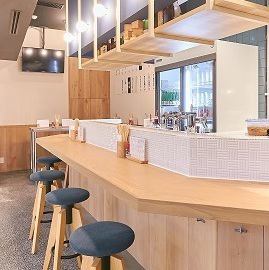 您可以在热闹的吧台座位上用餐。