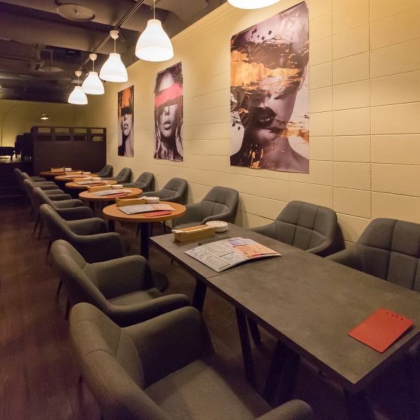 リラックスできる心地よさと洗練された雰囲気を両立！カジュアルでありながら大人の上質さも兼ね備えた空間です。お仕事帰りにふらっと立ち寄るのにも最適で、美味しい料理とお酒を心ゆくまで楽しめます◎！