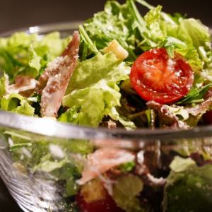 生ハムとフレッシュトマトのシーザーサラダ