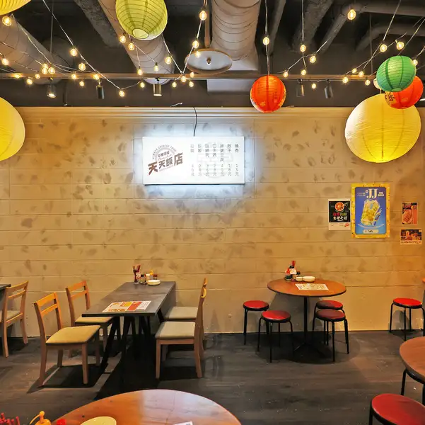 本場を感じさせる店内☆二名様テーブルはゆっくりくつろげるエリアとなっております！仲間や恋人とゆっくり中華を味わいながらお過ごしください♪
