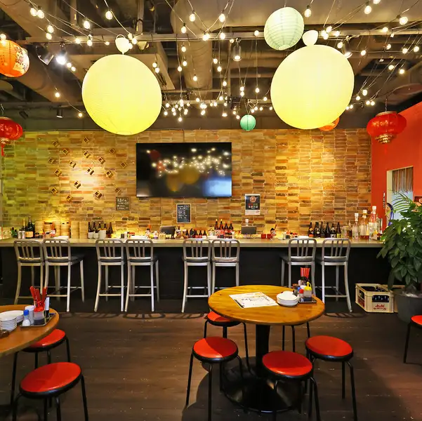丸テーブルに赤い椅子☆中華スタイルで皆でワイワイするのはいかがでしょうか♪店内50名様までの団体も受け付けております！