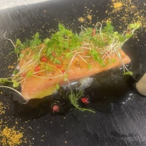軽くスモークしたサーモンのコンフィ　ハーブ仕立て