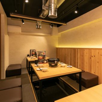 A fully-private room that must be reserved! There is a partition that can accommodate up to 4 people.Available for up to 12 people! Because of the popularity of the seats, please make a reservation as soon as possible.You can stretch your legs slowly and relax!