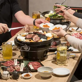 【忘年会にもおすすめ】贅沢2大メイン!和牛モツ鍋×ジンギスカン全10品飲み放題付6800円→6200円