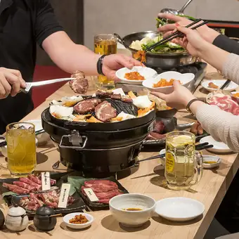 【송년회에도 추천】 호화 2 대 메인! 와규 모츠 냄비 × 징기스칸 전 10 품 뷔페 포함 6800 엔 → 6200 엔