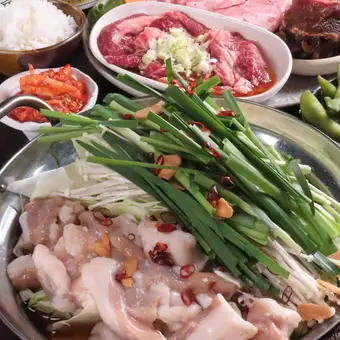 【火鍋自助餐】包含鹹味金酒及其他兩種金酒在內的10道菜，以及內臟火鍋等。 ◆ 6500日圓，含120分鐘暢飲（含生啤）。