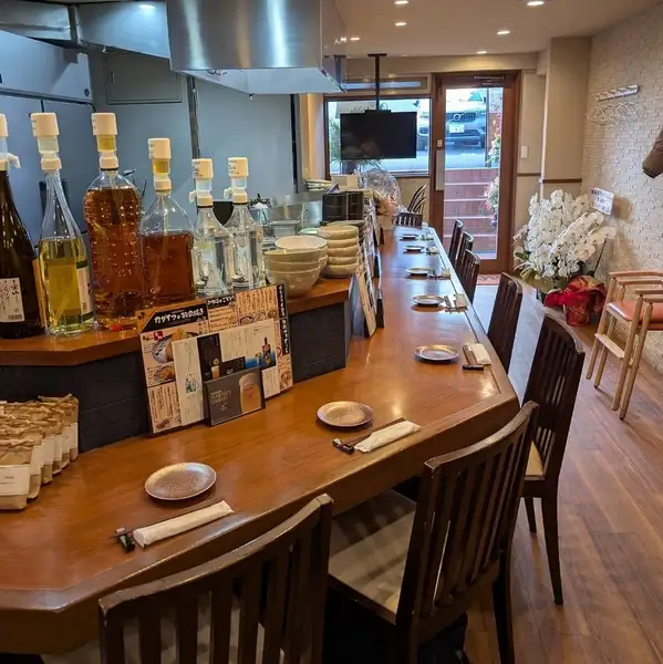 鉄板焼の魅力をカジュアルに味わえるお店。創作一品料理も旨い料理が勢ぞろい◎　おしゃれで居心地の良い店内は、デートや仲間との飲み会にもぴったりです。