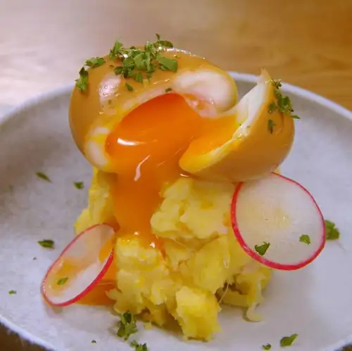 スパイス香るポテトサラダ ～半熟卵添え～