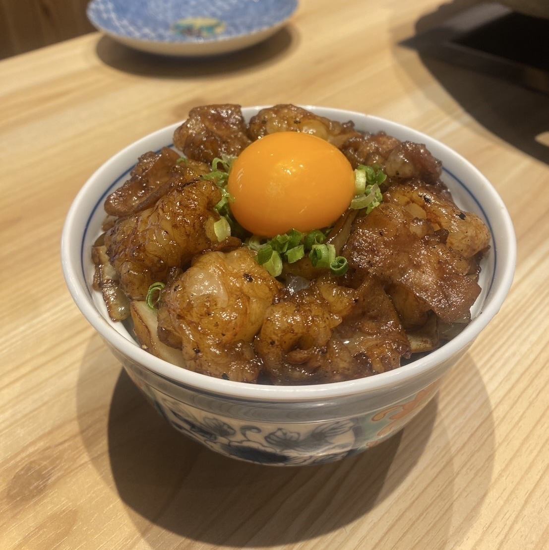 大人気ぷるぷるホルモン丼