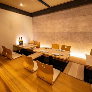 Enjoy a relaxing time in a spacious private room.A completely private room surrounded by an elegant Japanese atmosphere.Traditional décor and elegant lighting create a tranquil atmosphere.A luxurious space where you can enjoy the beauty of Japan.