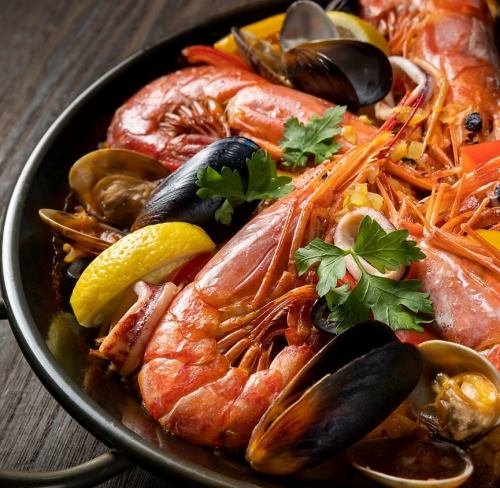 The seafood toppings are luxuriously arranged, and the flavor of the seafood permeates through.Luxurious seafood paella♪