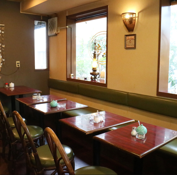 [OK for up to 60 table seats] The inside of the store is spacious.The seats by the window are popular seats that can be spacious and spacious.The tables can be attached to each other, so it can be used for small to medium-sized people such as mothers.