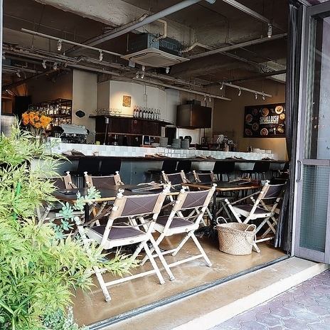 We also have terrace seating available. The seats by the window can be used when it's warm, so please feel free to inquire.Our spacious interior has ample seating, so you can relax and enjoy your time here. We also cater for surprises like birthdays and anniversaries, so don't worry!