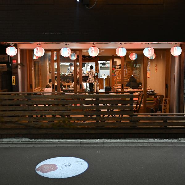 外観や店内のいたるところに沖縄の雰囲気がいっぱいつまっています♪こんなところにシーサーが！？なんてこともあるかも？ぜひ、お友達をお誘いの上、みんなで沖縄気分を楽しみましょう★松戸で楽しく盛り上がりたい居酒屋をお探しの方はぜひはなぐすくへお越しください！
