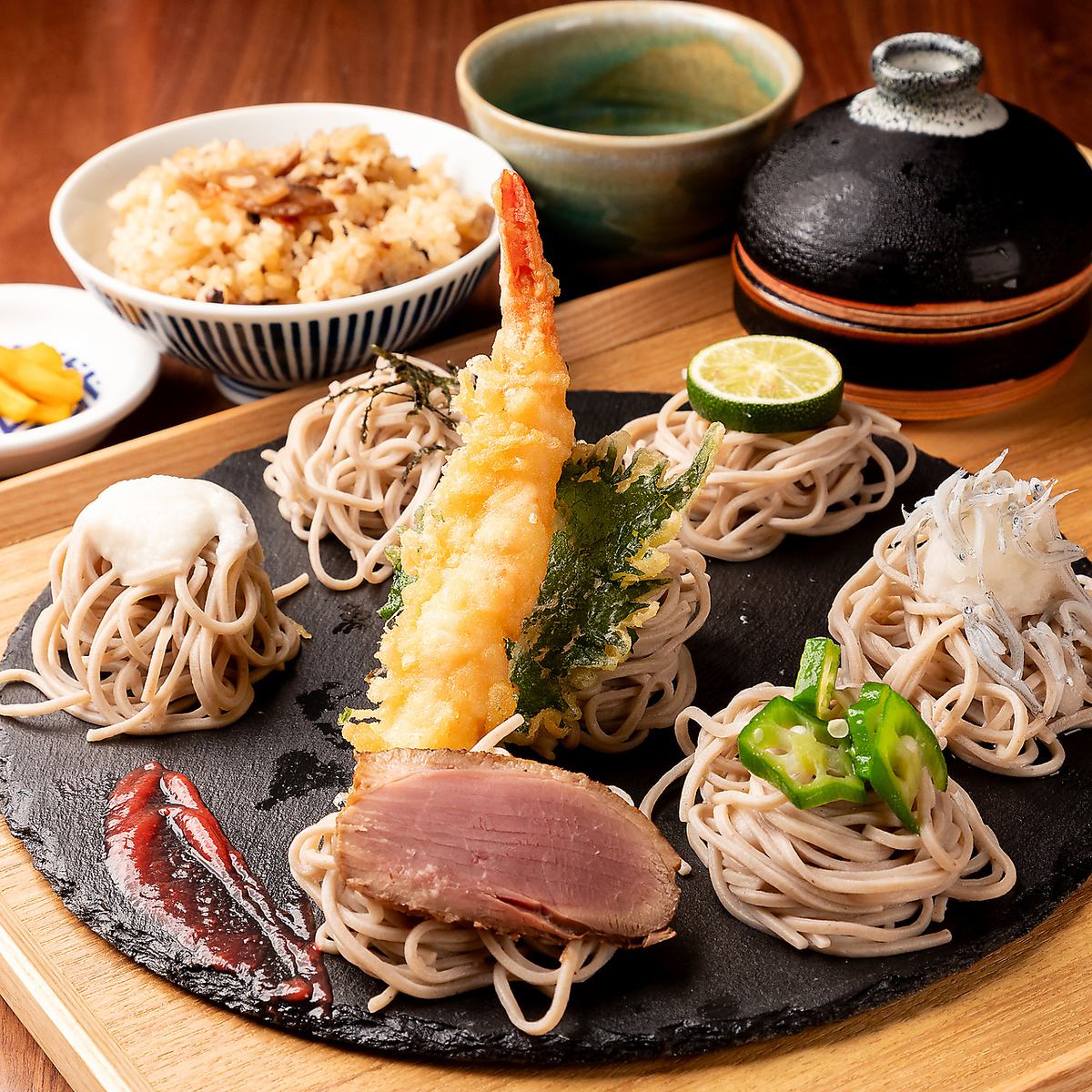 Located right next to Kyoto's tourist attraction, Nijo Castle! Enjoy our special "Ni-hachi Soba" noodles.