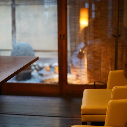 You can enjoy your meal while looking out at the courtyard.