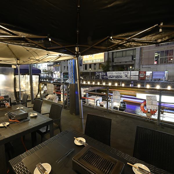 《大人気のテラス席★》道頓堀川を眺めながらのお食事は格別です！！夏場は予約必須ですが、寒い日や雨の日でも屋根とビニールシートがあり、快適にご利用いただけます！女性同士での焼肉、女子会にも大好評です♪冬も温かいヒーターがあるのでご安心ください♪