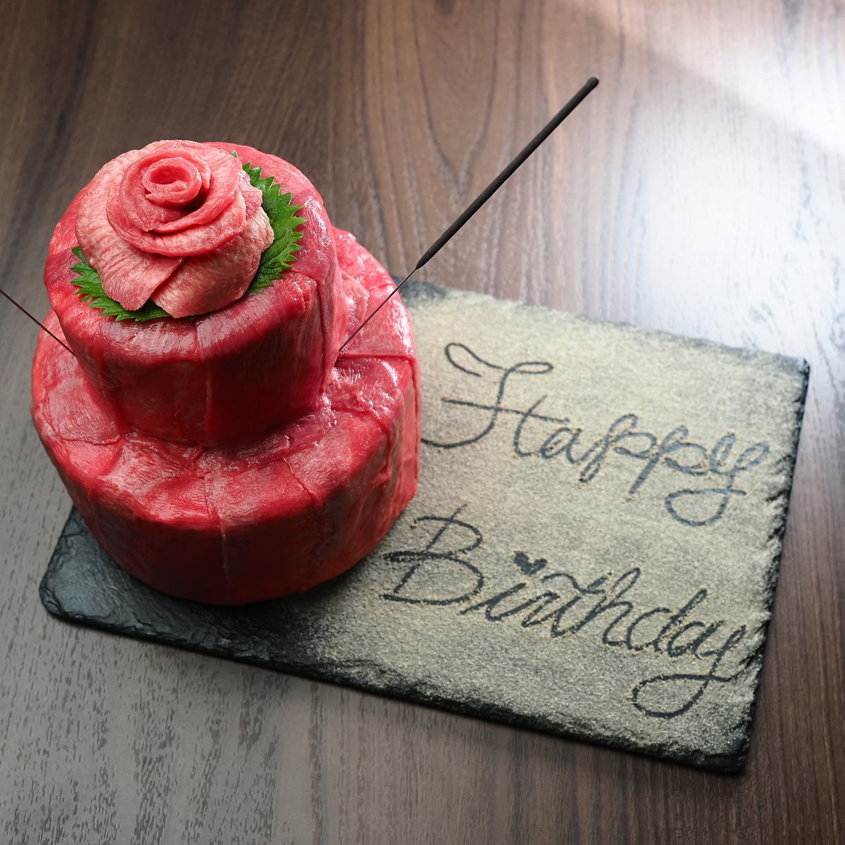 カップルにもお誕生日には★肉ケーキを+1000円でプレゼント♪