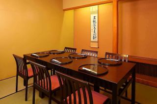 【테이블 개인실・접대에 추천】4명용의 테이블 개인실이 되고 있습니다.일본의 촉촉한 모습으로 산수정의 회석 요리를 마음껏 즐겨 주세요.※개인실 이용 요금으로서, 1실 3,300엔을 받고 있습니다.완전 개인실 (벽 · 문 있음)으로되어 있습니다.