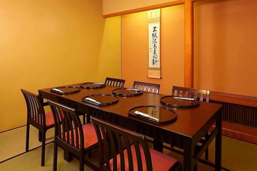 【테이블 개인실・접대에 추천】4명용의 테이블 개인실이 되고 있습니다.일본의 촉촉한 모습으로 산수정의 회석 요리를 마음껏 즐겨 주세요.※개인실 이용 요금으로서, 1실 3,300엔을 받고 있습니다.완전 개인실 (벽 · 문 있음)으로되어 있습니다.