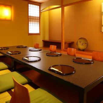 【お座敷席・接待にオススメ】6～8名様用のお座敷個室となっております。和のしっとりとした佇まいで山水亭の会席料理を心ゆくまでお楽しみください。※個室利用料金として、1室3,300円を頂戴しております。完全個室（壁・扉あり）になっております。