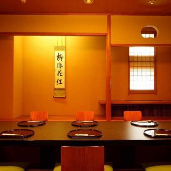【お座敷個室・接待にオススメ】2～6名様用のお座敷個室となっております。和のしっとりとした佇まいで山水亭の会席料理を心ゆくまでお楽しみください。※個室利用料金として、1室3,300円を頂戴しております。完全個室（壁・扉あり）になっております。