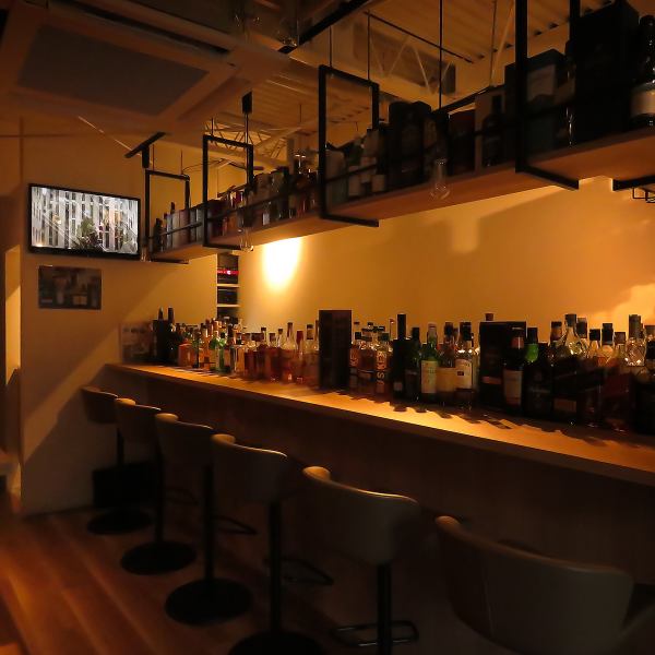 【カウンター】店内に入るとお洒落なバーカウンターが目を引きます。お一人様も大歓迎、大切な時間を当店自慢のお酒と共にごゆっくりお過ごしください。また大人な雰囲気感じられる空間はデートにもおすすめです◎