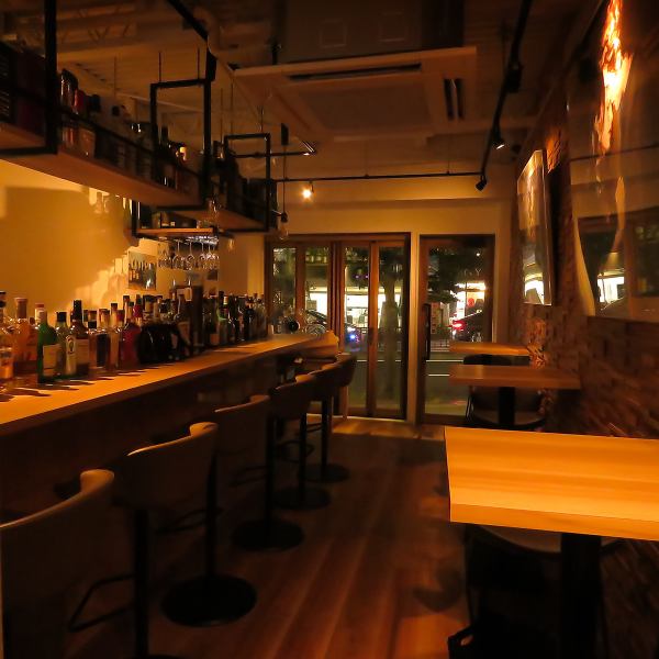 【テーブル席】ゆったりと過ごせるテーブル席をご用意しております。カジュアルにもフォーマルにも使える万能な空間でデートはもちろん、女子会や記念日にもぴったりな空間です。貸し切りやパーティも承っておりますので、お気軽にご相談ください。