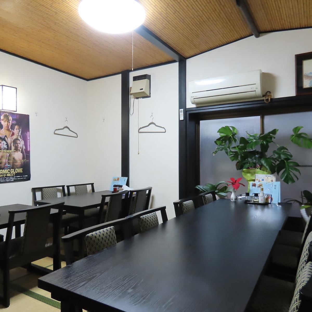 屋形船仕様のテーブルがある畳のお部屋は半個室風に利用可能♪