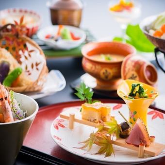 季節の鮮魚鍋やアワビの天ぷらなど贅沢に。全12品10000円→9000円（お食事のみ）
