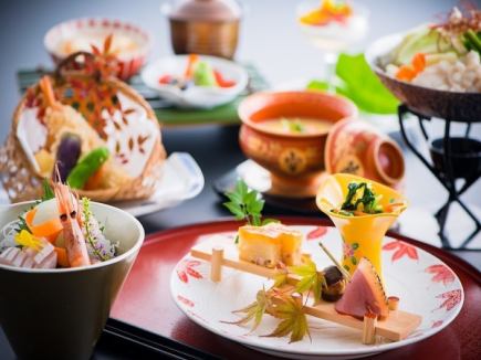 季節の鮮魚鍋やアワビの天ぷらなど贅沢に。全12品10000円→9000円（お食事のみ）