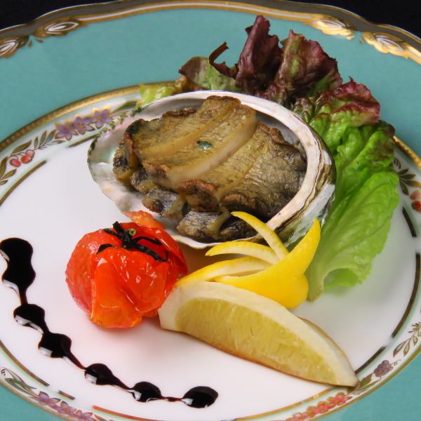 Butter-grilled live abalone