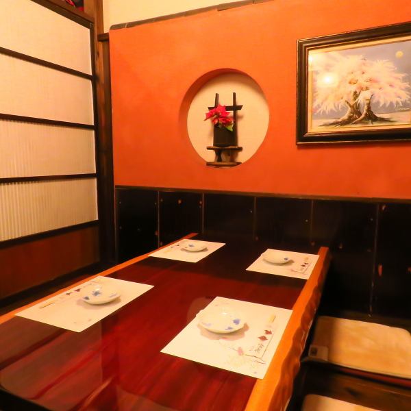 We have prepared a "private room with horigotatsu" where you can stretch your legs and relax! Suitable for a small number of people. The interior of the restaurant, which has a uniform atmosphere, is a space where men and women of all ages can feel Japanese culture!