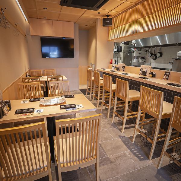 【落ち着きのある和モダン空間】 店内は京町屋をイメージした、落ち着きのある洗練された雰囲気。一歩足を踏み入れれば、木の温もりを感じる上質な空間が広がります。これまでの串カツ屋のイメージを覆すような、清潔感あふれるモダンな内装は、大人の隠れ家としても最適。贅沢なひとときを演出いたします。