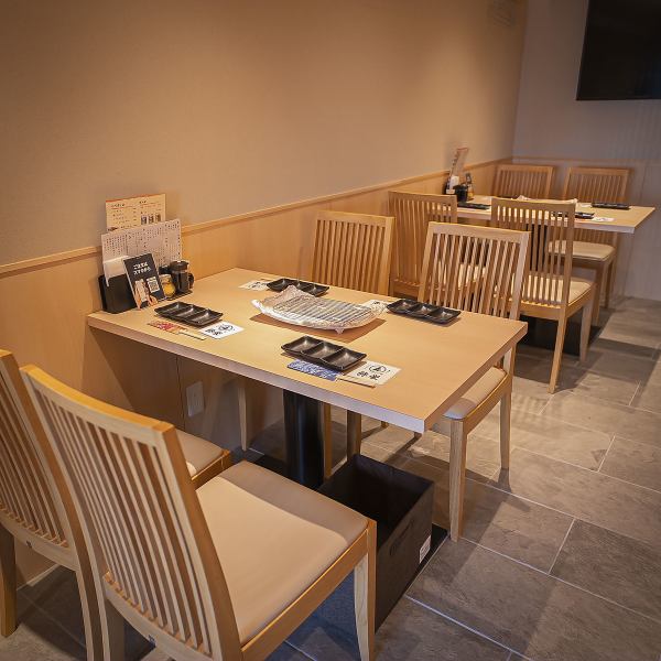 【3～4名様でもゆったり寛げるテーブル席】 グループでのご利用に便利なテーブル席もご用意。近隣にお住まいの方々の集まりや、女子会、パパ友・ママ友との飲み会など、少人数でのご宴会に最適です。「弥栄（いやさか）」という店名の由来である「乾杯」の声が響き合う、明るく活気ある時間をお過ごしいただけます。