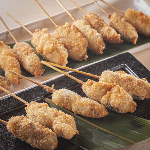 【◇人気No.1！◇】驚くほど軽い！極上の肉を堪能できる「牛串盛合せ」と、厳選素材を揃えた「定番盛合せ」