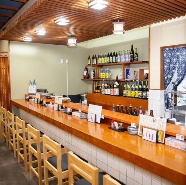 【お1人様にも嬉しい♪カウンターのお席が充実★】お1人様のお食事やサク飲みにも最適なカウンターのお席は、島の恵みをじっくりと味わうのにもピッタリです！また、カップルやご夫婦でのご利用にもオススメで、二人の距離が自然と近づく…カモ？是非美味しいお料理やお酒を心ゆくまでご堪能下さい！