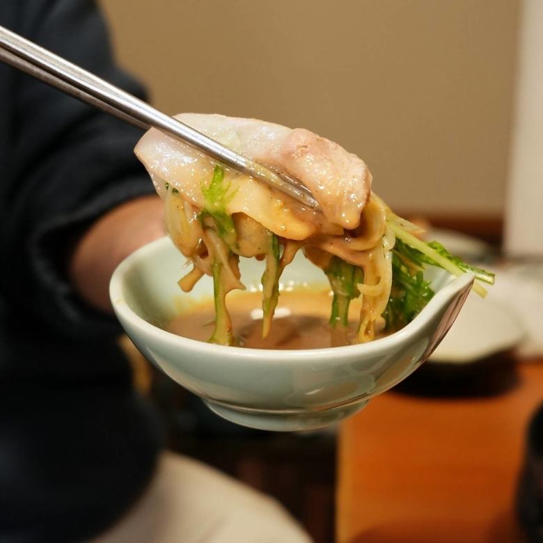 旨みが光る「あかりんとん」と奄美の野菜。お店で引いたこだわりのお出汁でどうぞ。