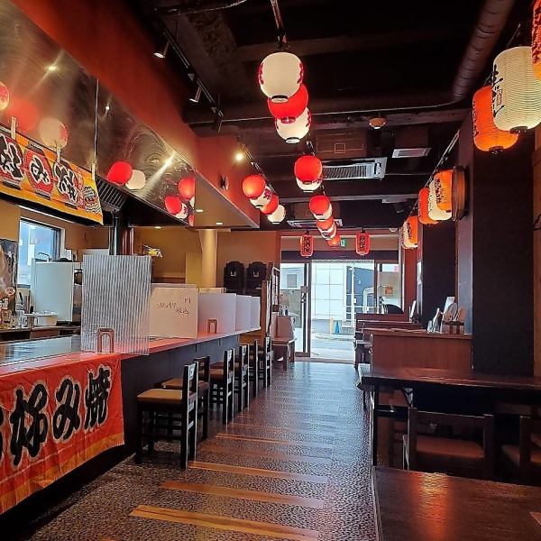 We also have table seats! There is a griddle on the table so you can eat hot and freshly cooked food while keeping it warm ♪ Enjoy Hiroshima-made okonomiyaki ☆