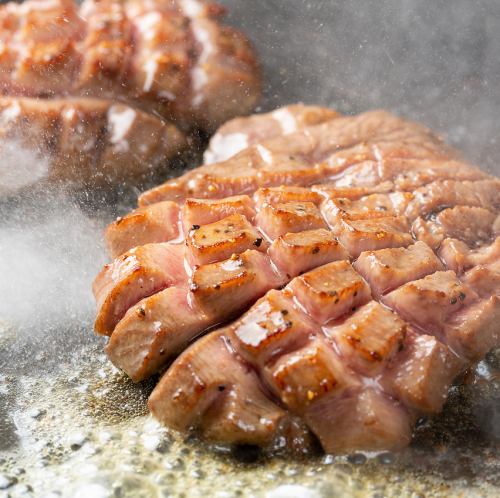 仙台仕込みの厚切り牛タン焼きを贅沢に味わえる名物料理