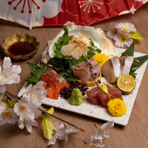 塩釜港直送の鮮魚を使用した刺身盛り合わせ。旬の海の幸を存分に味わえる贅沢な一皿