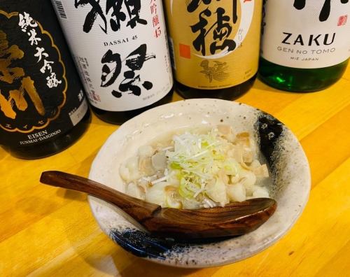 自慢の牛もつ煮込みは必見