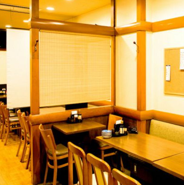 テーブル席には仕切りがあり、半個室としてご利用いただけます！