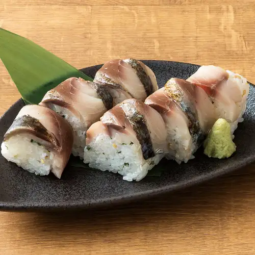 [Kyushu-produced] Seared marinated mackerel sushi roll