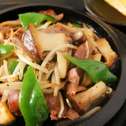 Teppanyaki of gizzard and king oyster mushrooms