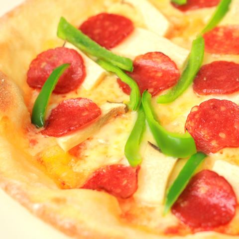 意大利臘腸和蘑菇混合披薩