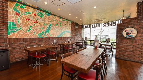 A long-established beer hall in Fukuoka that has been in business for 36 years. A wall mural depicts a map of Germany in the 1980s. The walls are made of real bricks, and the interior of the store has the atmosphere of an old-fashioned coffee shop.