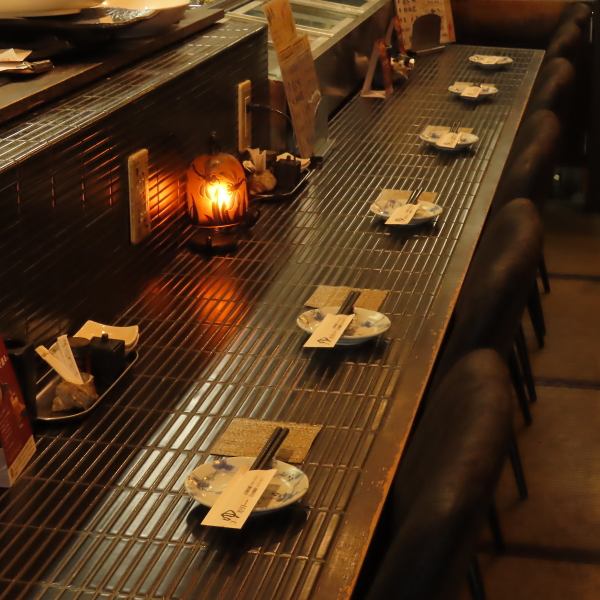 店内入ってすぐのカウンター席は調理も見える特等席となっております♪お一人様のご利用もOK！デートでも人気のカウンター席でごゆっくりお過ごしくださいませ。また、ゆ家石垣別邸ならではの串焼きもオススメとなっておりますので、ぜひ一度ご賞味あれ！