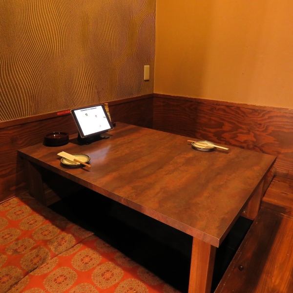 There are private rooms with sunken kotatsu (3 rooms/for 3 to 12 people/curtain partition)